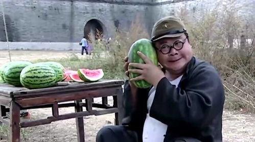 老汉卖瓜吃瓜不给钱,却拒绝付账，引发热议